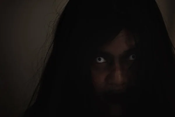 얼굴을 감쌌고 아시아 유령의 어두운 집에서는 무서운 공포가 했습니다 얼굴을 — 스톡 사진