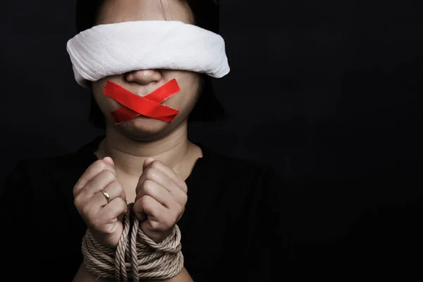 Escravo Mulher Asiática Venda Envolvendo Boca Com Fita Adesiva Vermelha — Fotografia de Stock