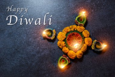 Üst tepedeki kil Diya ya da petrol lambası ve çiçek için bir ateş yaktı. Stüdyonun arka planı beton, Hinduizm Rangoli Dekorasyonu, Mutlu bayramlar Deepavali veya Diwali festivali konsepti.