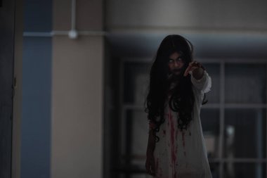 Evdeki karanlık bir odada korkunç kötü kadın hayaleti. Dişi şeytan korkutucudur. Terk edilmiş binaya dadanmıştır. Mutlu Cadılar Bayramı kutlaması.