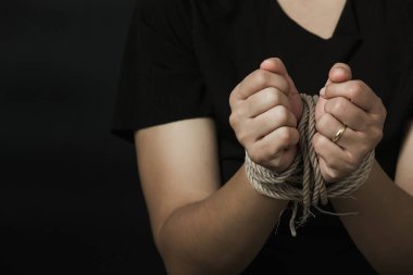 Köle Asyalı kadın ipin siyah arka planıyla bağlandığından korkuyor. Adam kaçırmaya karşı şiddeti durdurun, Uluslararası İnsan Hakları Günü
