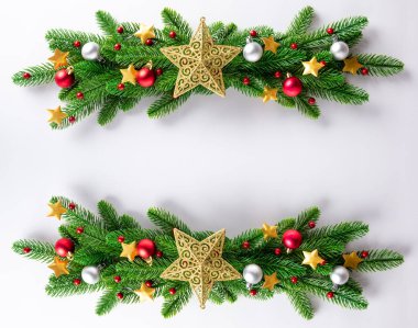 Noel çelenkleri, köknar dalları topları ve konfeti yıldızları süsledi. Noel süsleri, beyaz arka planda izole edilmiş Noel süsleri, yeni yıl kartı konsepti.