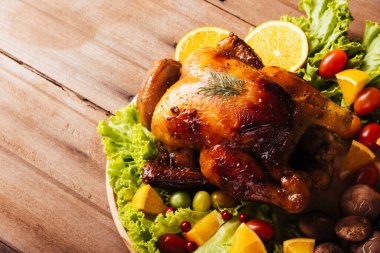 Şükran Günü hindisi ya da tavuk ve sebze kızartması, Noel yemeği ziyafeti geleneksel ev yapımı ahşap masa arkası, Şükran Günü konseptinin mutlu Şükran Günü konsepti.