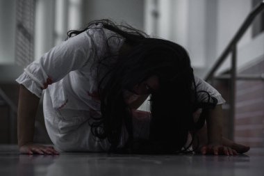 Kan içindeki kadın zombi korkunçtur. Terk edilmiş binaya musallat oldu. Evdeki korkunç hayalet kadın, Cadılar Bayramı Festivali 'nde mutlu yıllar.