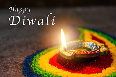 Çamuru kapat Diya 'da ateş yak ya da beton zeminde gaz lambası yak, Hinduizm Rangoli Dekorasyonu, Mutlu Kutlamalar Deepavali, ya da Diwali Hint festivali konsepti