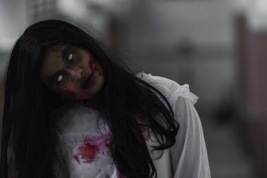 Kan içindeki kadın zombi korkunçtur. Terk edilmiş binaya musallat oldu. Evdeki korkunç hayalet kadın, Cadılar Bayramı Festivali 'nde mutlu yıllar.