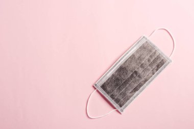 Ağzı örtmek için tıbbi karbon koruyucu yüz maskesi, pembe arka planda izole edilmiş stüdyo çekimi, güvenlik sağlık sigortası Coronavirüs veya Covid-19