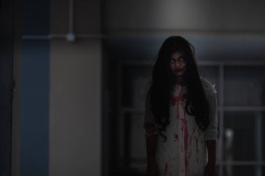 Evdeki karanlık bir odada korkunç kötü kadın hayaleti. Dişi şeytan korkutucudur. Terk edilmiş binaya dadanmıştır. Mutlu Cadılar Bayramı kutlaması.