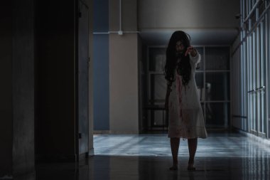 Evdeki karanlık bir odada korkunç kötü kadın hayaleti. Dişi şeytan korkutucudur. Terk edilmiş binaya dadanmıştır. Mutlu Cadılar Bayramı kutlaması.