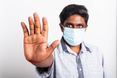 Koronavirüse karşı cerrahi hijyenik koruyucu yüz maskesi takan yakışıklı Asyalı yakışıklı bir adam ve el işaretini yükselten stüdyo resmi, izole edilmiş beyaz arka plan, COVID-19 tıbbi konsept.