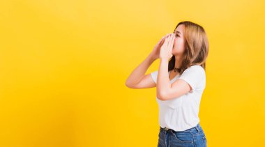 Asya 'nın mutlu portresi. Güzel, şirin, genç bir kız. Elleri havada, elleri havada, heyecanlı pozitiflik veriyor.