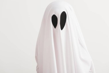 Komik cadılar bayramı çocuğu kavramı, beyaz kostümlü şirin çocuk cadılar bayramı hayaleti korkunç, stüdyo resmi beyaz arka planda izole edilmiş.