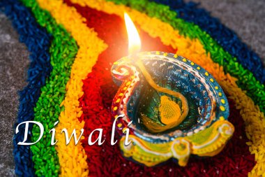 Çamuru kapat Diya 'da ateş yak ya da beton zeminde gaz lambası yak, Hinduizm Rangoli Dekorasyonu, Mutlu Kutlamalar Deepavali, ya da Diwali Hint festivali konsepti