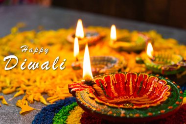 Çamuru kapat Diya 'ya ateş yak ya da arka planda çiçek olan gaz lambası, Hinduizm Rangoli Dekorasyonu, Mutlu bayramlar Deepavali, ya da Diwali Hint festivali konsepti