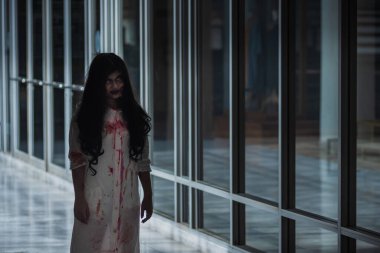 Evdeki karanlık bir odada korkunç kötü kadın hayaleti. Dişi şeytan korkutucudur. Terk edilmiş binaya dadanmıştır. Mutlu Cadılar Bayramı kutlaması.