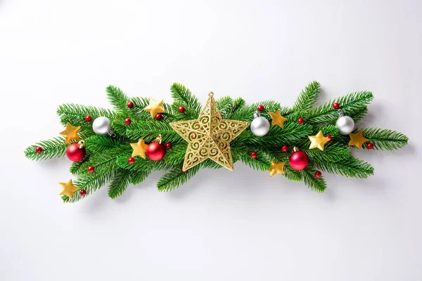 圣诞花环冷杉树枝装饰的球星 头顶上看圣诞装饰和白色背景的装饰品 新年贺卡概念 — 图库照片