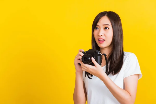 Portret Van Gelukkige Aziatische Mooie Jonge Vrouw Fotograaf Met Vintage — Stockfoto