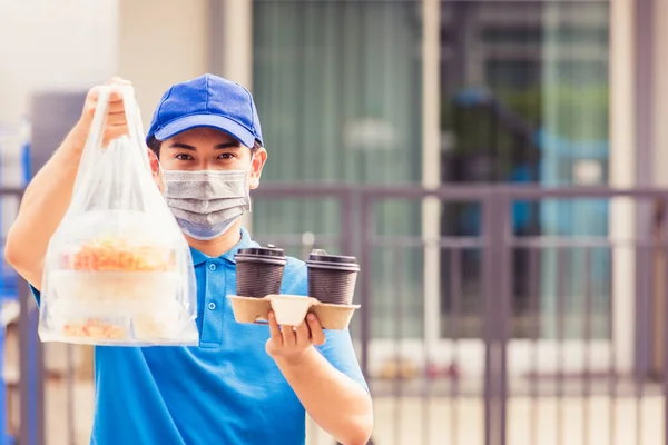 Ásia Jovem Entrega Homem Azul Uniforme Vestindo Máscara Facial Fazendo — Fotografia de Stock