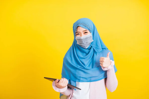 アジアのイスラム教徒アラブ 幸せな美しい若い女性の肖像イスラム教の宗教的な摩耗ベールヒジャーブと顔のマスク保護彼女は病気のコロナウイルスを隔離します — ストック写真