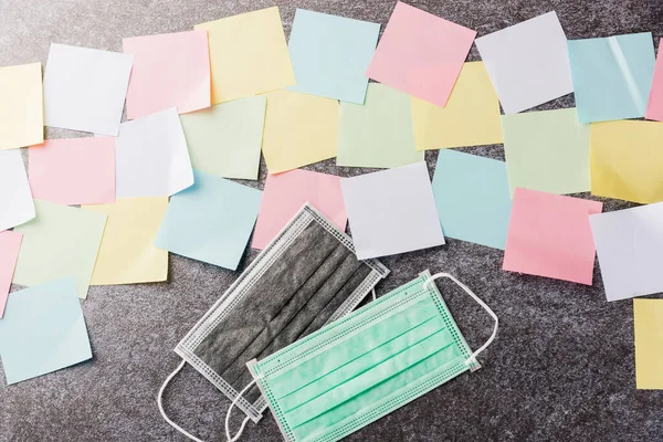 Über Vielen Leeren Papier Stick Notizliste Mit Der Gesichtsmaske Schutz — Stockfoto