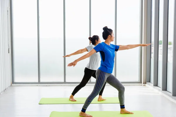 Deux Femmes Asiatiques Sportives Attirantes Personnes Pratiquant Des Cours Yoga — Photo