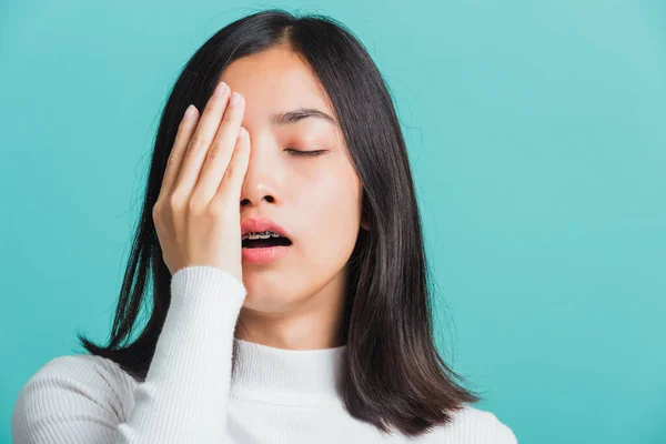 아름다운 아시아 여성졸린 손바닥으로 배경에 고립된 스튜디오 — 스톡 사진