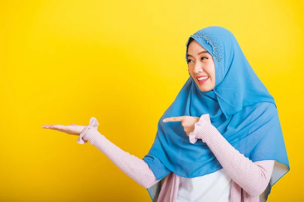 Asiático Muçulmano Árabe Retrato Feliz Bela Jovem Islã Religioso Desgaste — Fotografia de Stock