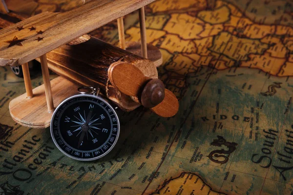 Eski Pusula Keşfi Eski Kağıt Üzerinde Ahşap Uçak Antika Dünya — Stok fotoğraf