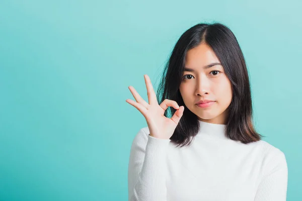 Jovem Bela Mulher Asiática Sorrindo Mostrando Mão Sinal Retrato Feminino — Fotografia de Stock