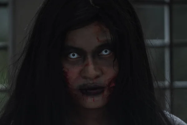 Mujer Zombie Sangre Diablo Aterrador Ella Embrujada Edificio Abandonado Horror — Foto de Stock