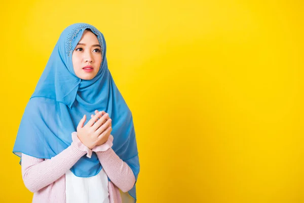 アジア系ムスリムアラブ人 ベールヒジャーブを身に着けている幸せな美しい若い女性の肖像 彼女は神に祈って手を飾るヘナ 黄色の背景に孤立 イード ムバラクと魂の断食 — ストック写真