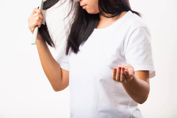 Ασιάτισσα Γυναίκα Αδύναμο Πρόβλημα Μαλλιών Της Χρήση Χτένα Βούρτσα Μαλλιών — Φωτογραφία Αρχείου