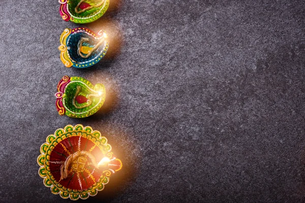 天井の粘土はすでにディヤやオイルランプに火を灯し 具体的な背景で撮影されたスタジオ ヒンズー教のランゴリーの装飾 幸せなお祝いDeepavaliまたはDiwali祭りのコンセプト — ストック写真