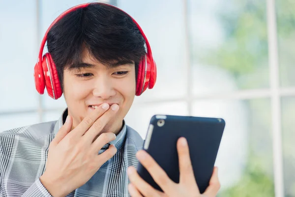 Aziatisch Jong Zakenman Geluk Met Rode Koptelefoon Hij Zitten Bureau — Stockfoto