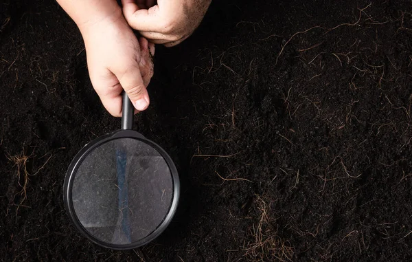 Ansicht Der Kinderhand Mit Lupe Zur Kontrolle Schwarzer Erde Garten — Stockfoto