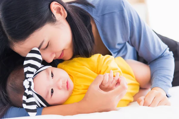 Portrait Beautiful Young Asian Mother Kissing Her Infant Newborn Baby — Stock Photo, Image