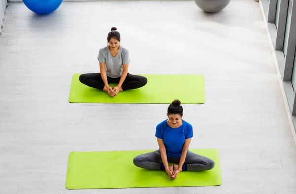 Deux Femmes Asiatiques Sportives Attirantes Personnes Pratiquant Des Cours Yoga — Photo