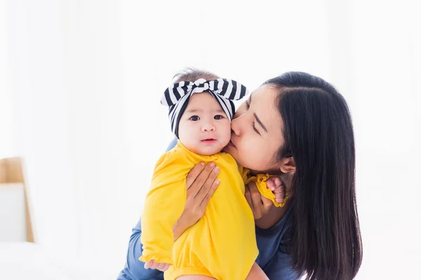 Portré Gyönyörű Fiatal Ázsiai Anya Megcsókolta Csecsemő Újszülött Csecsemő Egy — Stock Fotó