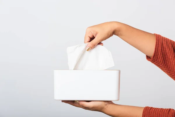 Jonge Vrouw Griep Met Hand Nemen Trekken Wit Gezichtsweefsel Uit — Stockfoto