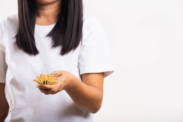 Asiatin Unglücklich Schwaches Haar Zeigt Sie Haarbürste Mit Beschädigtem Langhaar — Stockfoto