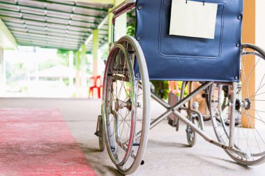 Hastanedeki boş tekerlekli sandalyeler fiziksel hasta hizmetlerini, tıbbi bakım konseptini bekliyor.