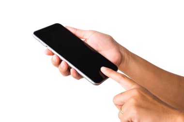 Akıllı telefonu beyaz ekranda tutan bir kadın. Kadın, modern cep telefonunu elinde tutuyor. Stüdyo çekimleri beyaz arka planda izole edilmiş, telefon ve ekranda kırpma maskesi izi var.