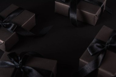 Kara Cuma alışveriş konsepti, hediye kutusunun en üst görüntüsü siyah kağıt ve siyah kurdele hediye için bedava fotokopi alanı etrafında mevcut, karanlık arka planda stüdyo çekimi.