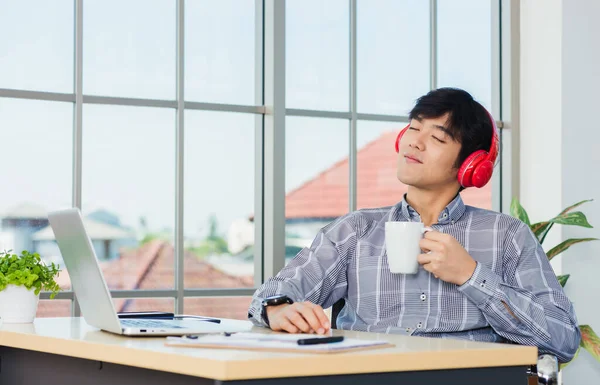 Asiatisk Ung Affärsman Lycka Med Röda Hörlurar Sitter Skrivbordet Arbetsplats — Stockfoto