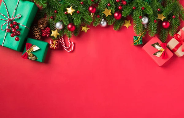 Kerstachtergrond Presenteert Wenskaart Met Bovenaanzicht Groene Dennenboom Takken Decoratie Geschenkdoos — Stockfoto