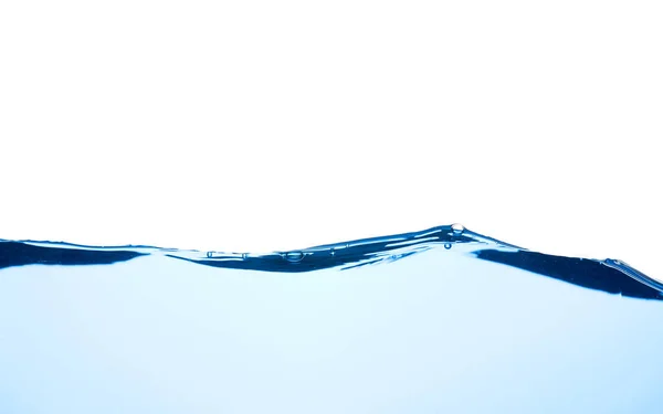 空気の泡と少し水中に飛び散った光青い水の波は スタジオの白い背景に隔離されたショット 液体上の抽象的なきれいな表面 — ストック写真