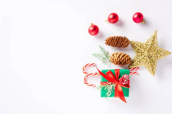Χριστουγεννιάτικη Σύνθεση Κουτιά Δώρων Και Διακόσμηση Παρουσιάζει Top View Flat — Φωτογραφία Αρχείου