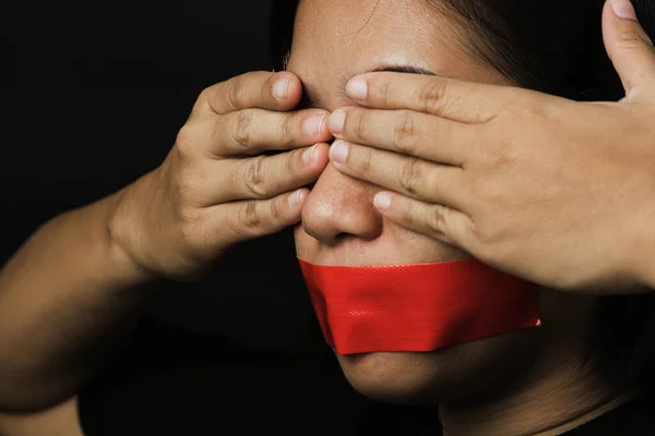 아시아 여성은 채빨간 접착제 테이프로 두르고 언론의 인권의 — 스톡 사진