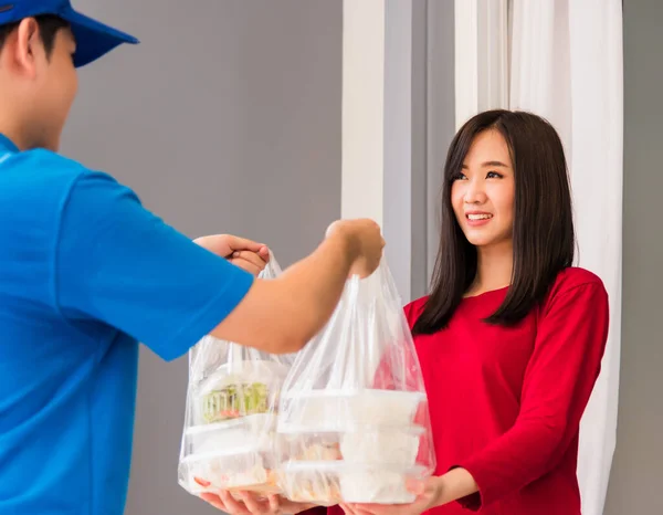 Asiatique Jeune Livreur Uniforme Bleu Faisant Service Épicerie Donnant Riz — Photo