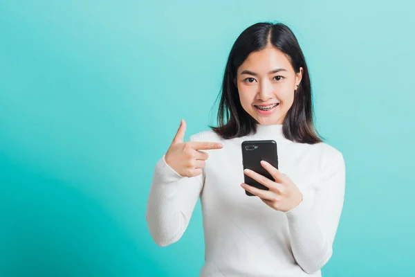 Mooie Aziatische Vrouw Glimlach Wijzend Vinger Naar Een Smartphone Vrouwelijke — Stockfoto